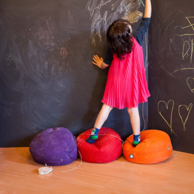 Una bambina scrive su una lavagna a tutta parete, Il mondo di Eve